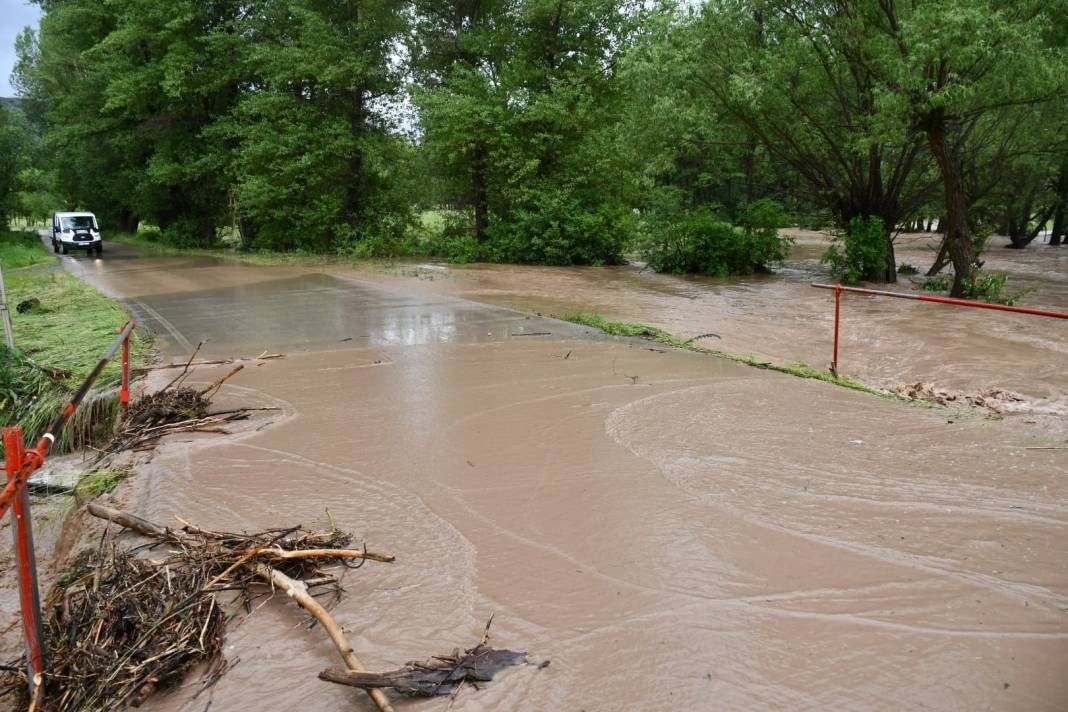 Giresun'u sağanak vurdu: Cadde, köy yolları ve tarım arazileri hasar gördü - Resim: 11